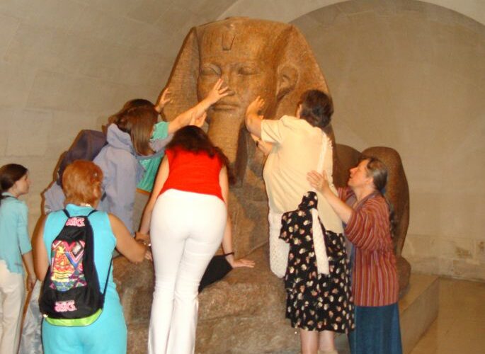 Μαθητές ψηλαφούν άγαλμα αιγυπτιακής Σφίγγας