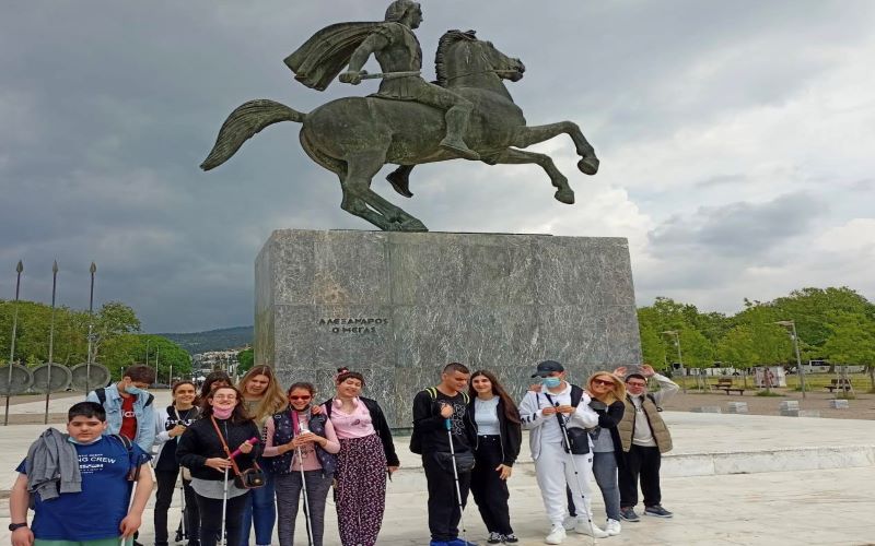 Αναμνηστική φωτογραφία των μαθητών και των συνοδών τους μπροστά από το άγαλμα του Μεγάλου Αλεξάνδρου στην Παραλία της Θεσσαλονίκης