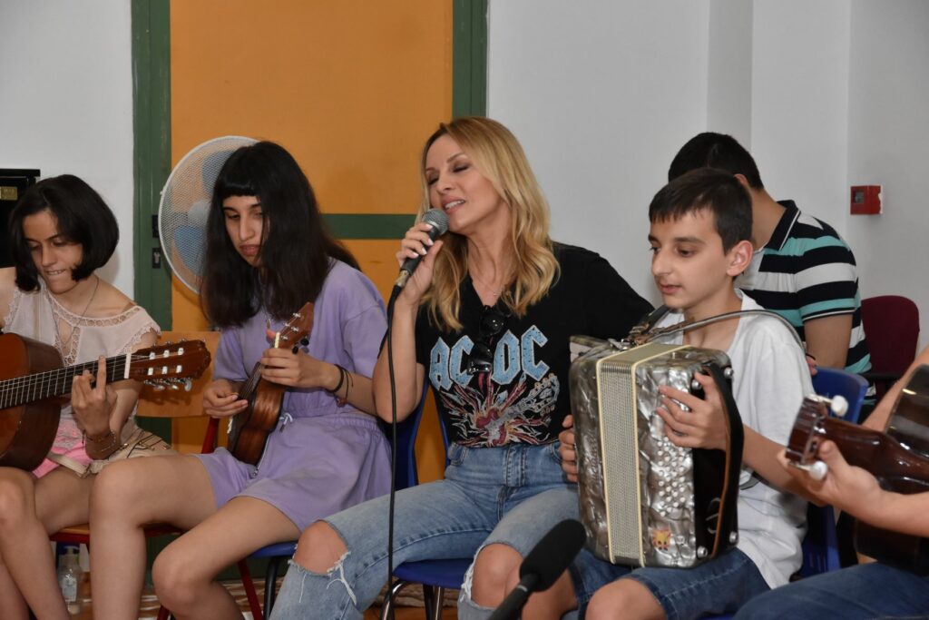 Η Πέγκυ Ζήνα ερμηνεύει μεγάλες της επιτυχίες με τη μουσική συνοδεία των παιδιών του ΚΕΑΤ