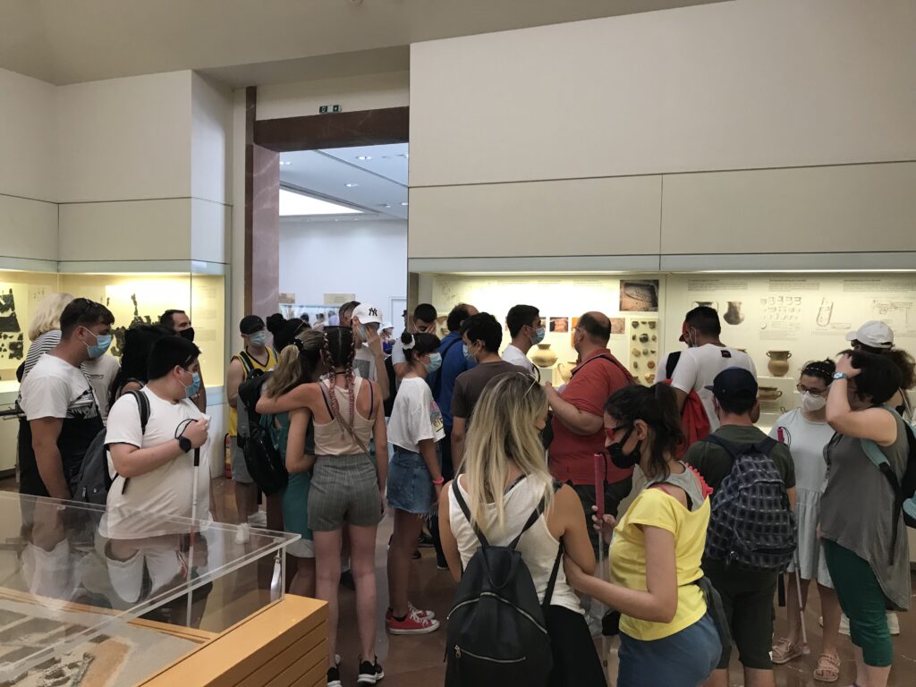 Στιγμιότυπο από την ξενάγηση των μαθητών στο Μουσείο της Αρχαίας Ολυμπίας