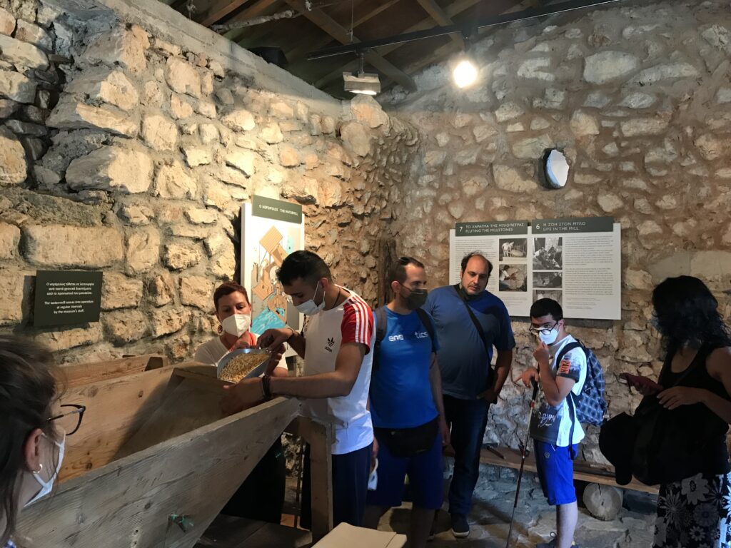 Στιγμιότυπο από την ξενάγησησ στο Μουσείο υδροκίνησης: Στη φωτογραφία οι μαθητές του ΚΕΑτ γύρω από τον αλευρόμυλο, μαθαίνουν για τη σπουδαία ιστορία του. 
