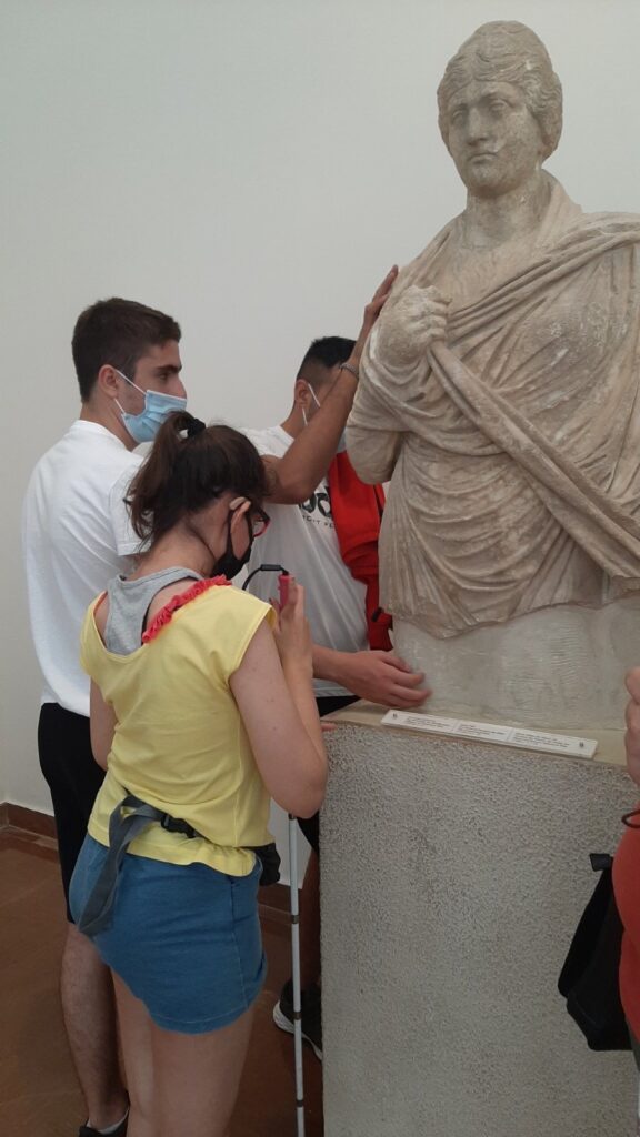 Στιγμιότυπο από την ξενάγηση στο Μουσείο της Ολυμπίας όπου οι μαθητές του ΚΕΑΤ ψηλαφούν ένα από τα αγάλματα που παρουσιάζονται στη μουσειακή έκθεση 