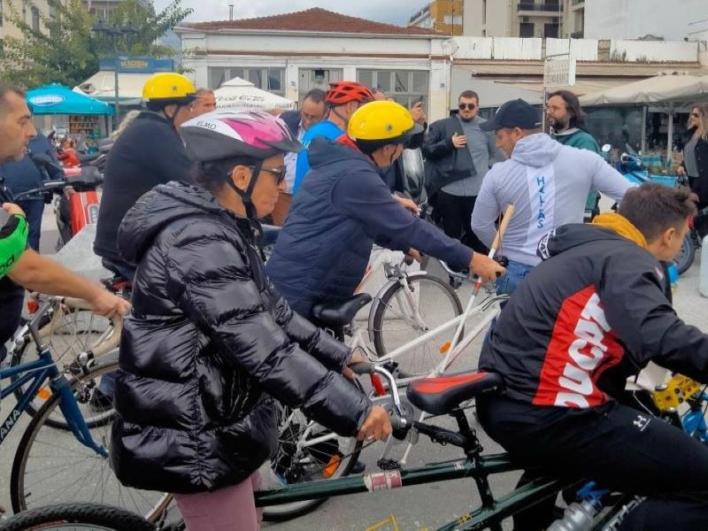 Στιγμιότυπο από την ποδηλατάδα στην παραλία του Βόλου.