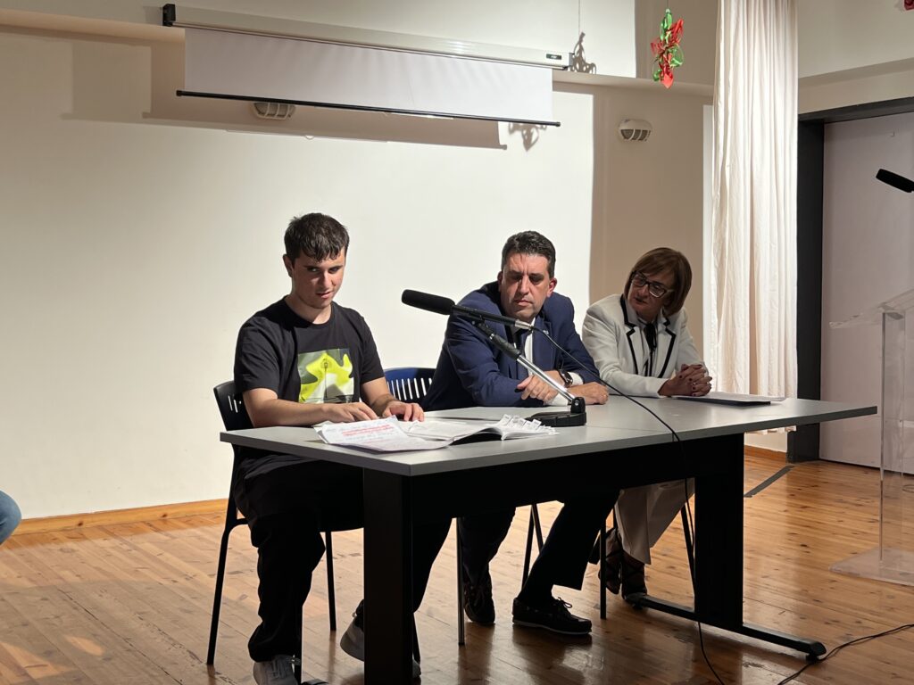 Από αριστερά: Ο μαθητής του ΚΕΑΤ, Σάιντι Λούπο, διαβάζει αποσπάσματα από το βιβλίο του Δ. Γκίκα "Η μάχη που δεν τελειώνει ποτέ", ο συγγραφέας, Δ. Γκίκας, καθώς και η κ. Νίκη Μανώλη, Φιλόλογος.