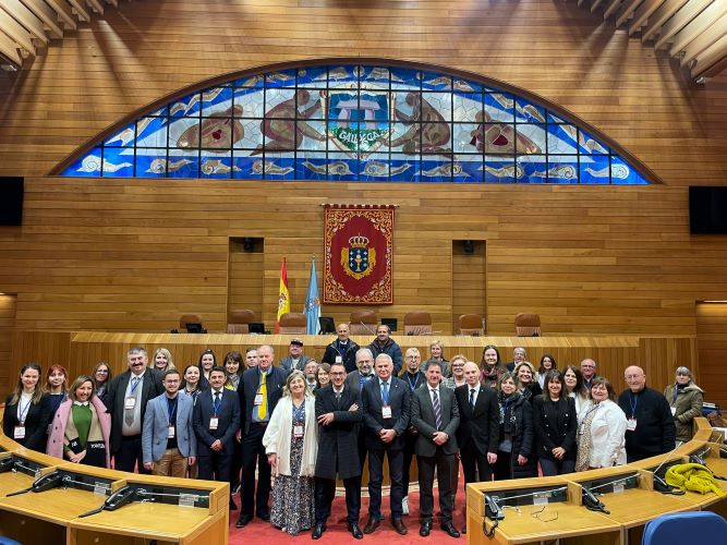 Στιγμιότυπο από την εκδήλωση του ευρωπαϊκού προγράμματος “Strengthening European Identity in times of crisis, CERV Programme”, η οποία πραγματοποιήθηκε στην πόλη Padron της Ισπανίας από 1η έως 4η Μαρτίου 2023. Εκπρόσωποι φορέων, καθώς και Δήμαρχοι πόλεων, από 16 χώρες της Ευρώπης φωτογραφίζονται μαζί.