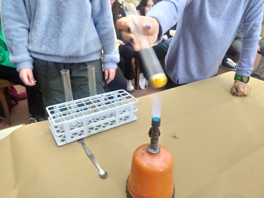Στιγμιότυπο από πείραμα χημείας που κάνουν οι μαθητές με δοκιμαστικό σωλήνα. 