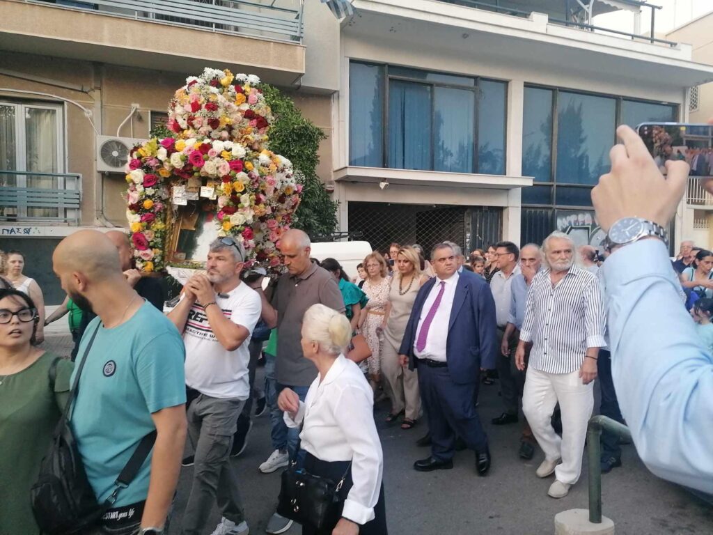 Η Διοικήτρια και Πρόεδρος του ΚΕΑΤ κα Σοφία-Λευκή Χαμονικολάου με τον Υφυπουργό Εσωτερικών κο Βασίλειο-Πέτρο Σπανάκη και πλήθος κόσμου κατά τη λιτάνευση της εικόνας