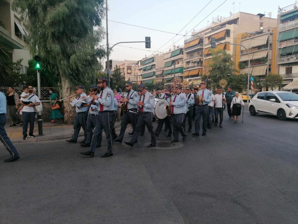 Η φιλαρμονική προπορεύεται και ακολουθεί η Ιερά εικόνα με πλήθος κόσμου