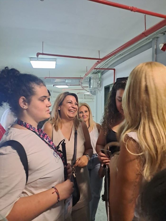2. Η Νατάσα Θεοδωρίδου με τη Διοικήτρια του ΚΕΑΤ, κα Σοφία-Λευκή Χαμονικολάου και μαθητές του ΚΕΑΤ χαρούμενοι και ευδιάθετοι συνομιλούν στα παρασκήνια