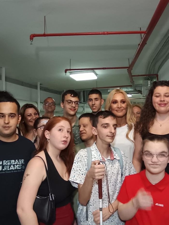 Όλοι οι μαθητές χαρούμενοι και χαμογελαστοί, δίπλα στη Νατάσα Θεοδωρίδου στα παρασκήνια. Μαζί τους η Διοικήτρια του ΚΕΑΤ καθώς και υπάλληλοι του ΚΕΑΤ και της Πρωτοπορίας.