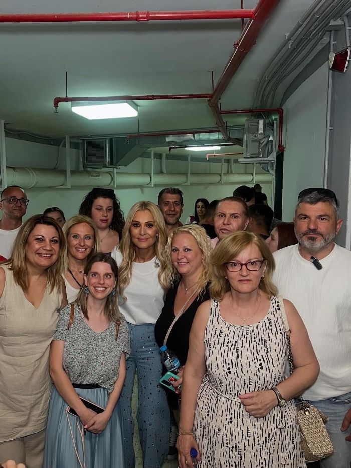 Ομαδική φωτογραφία με τη Διοικήτρια, τη Διευθύντρια του ΚΕΑΤ , υπαλλήλους του ΚΕΑΤ και της Πρωτοπορίας μαζί με τη Νατάσα Θεοδωρίδου.