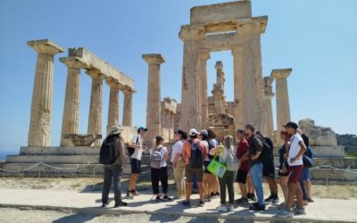 Οι ωφελούμενοι μαθητές του ΚΕΑΤ και οι συνοδοί τους μπροστά από το Ναό της Αφαίας.