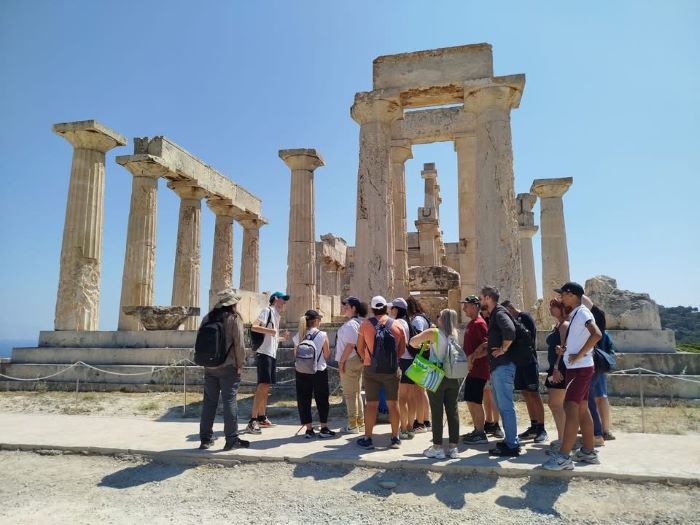 Οι ωφελούμενοι μαθητές του ΚΕΑΤ και οι συνοδοί τους μπροστά από το Ναό της Αφαίας.