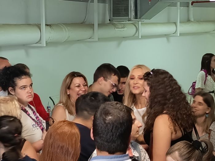 Μαθητές και η Διοικήτρια του ΚΕΑΤ, στα παρασκήνια, συνομιλούν, γελάνε και φωτογραφίζονται με τη Νατάσα Θεοδωρίδου.