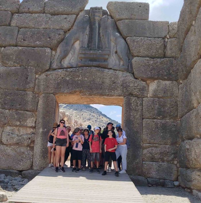 Ομαδική φωτογραφία παιδιών και συνοδών τους στην Πύλη των Λεόντων στις Μυκήνες