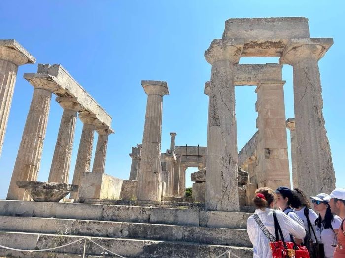Οι ωφελούμενοι μαθητές του ΚΕΑΤ μπροστά από το Ναό της Αφαίας.
