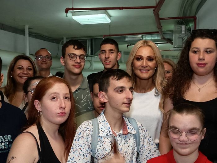 Όλοι οι μαθητές χαρούμενοι και χαμογελαστοί, δίπλα στη Νατάσα Θεοδωρίδου στα παρασκήνια. Μαζί τους η Διοικήτρια του ΚΕΑΤ καθώς και υπάλληλοι του ΚΕΑΤ και της Πρωτοπορίας.