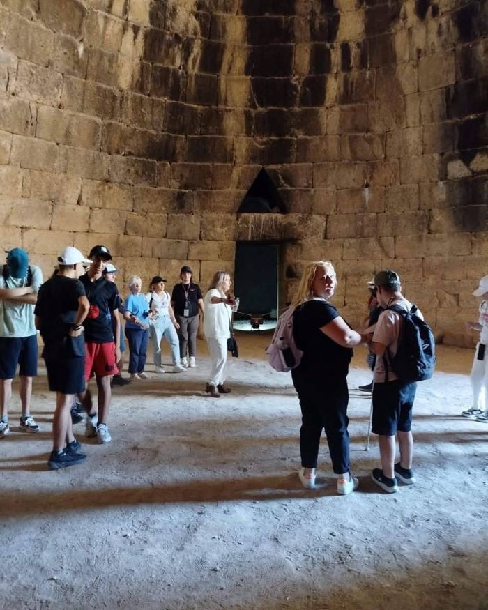 Περιήγηση μέσα στον μυκηναϊκό θολωτό τάφο