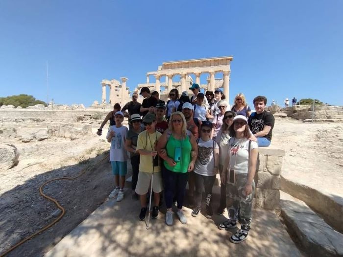 Ομαδική φωτογραφία των μαθητών μαζί με τους εκπαιδευτικούς και τους συνοδούς τους, μπροστά από το Ναό της Αφαίας.