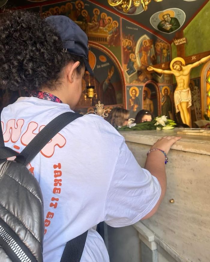 Μία μαθήτρια προσεύχεται μέσα στην Ιερά Μονή του Αγίου Νεκταρίου.