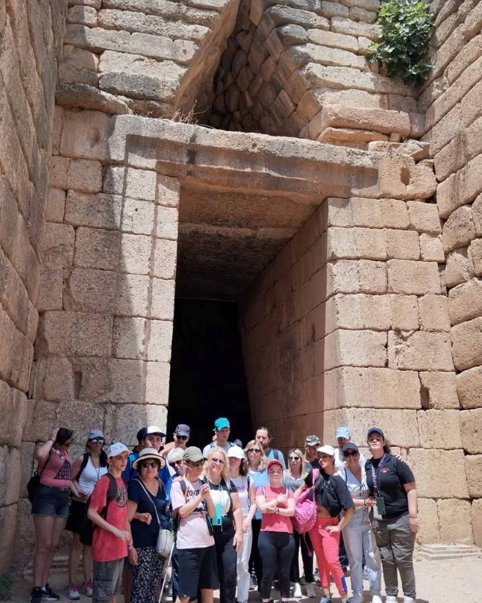 Άλλη μία ομαδική φωτογραφία παιδιών και συνοδών τους στην Πύλη των Λεόντων στις Μυκήνες