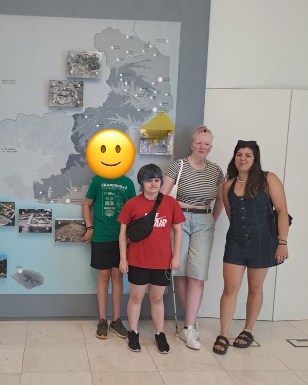 Οι μαθητές και οι συνοδοί τους μέσα στον χώρο του αρχαιολογικού μουσείου Αλεξανδρούπολης. Πίσω τους διακρίνεται επιτοίχιος χάρτης του νόμου Έβρου με τα σημεία αρχαιολογικού ενδιαφέροντος.