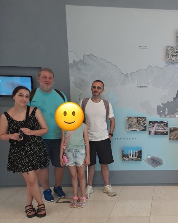 Οι μαθητές και οι συνοδοί τους μέσα στον χώρο του αρχαιολογικού μουσείου Αλεξανδρούπολης. Πίσω τους διακρίνεται επιτοίχιος χάρτης του νόμου Έβρου με τα σημεία αρχαιολογικού ενδιαφέροντος.