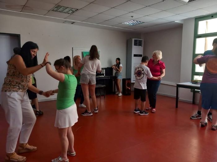 Στιγμιότυπο από το πάρτι, τα παιδιά χορεύουν χαρούμενα.
