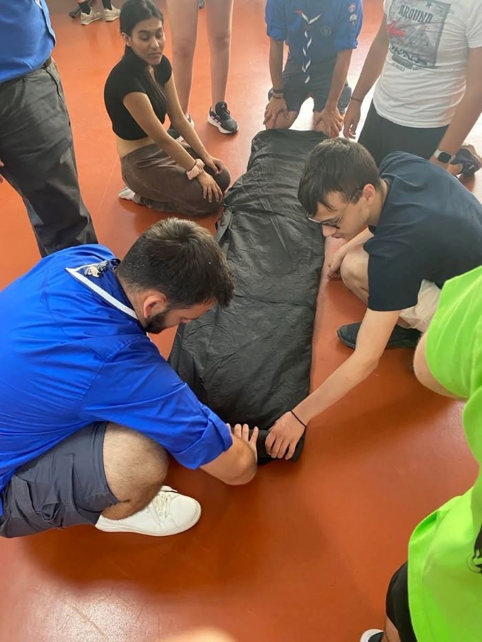 Στιγμιότυπο από το άνοιγμα της σκηνής.