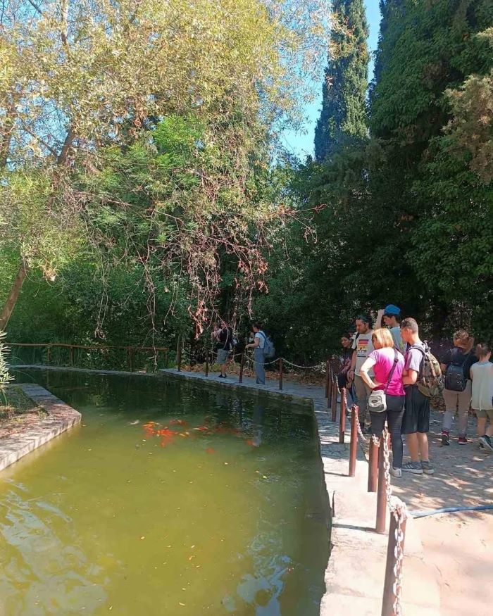 Μαθητές και συνοδοί περιηγούνται στη λίμνη του Βοτανικού Κήπου