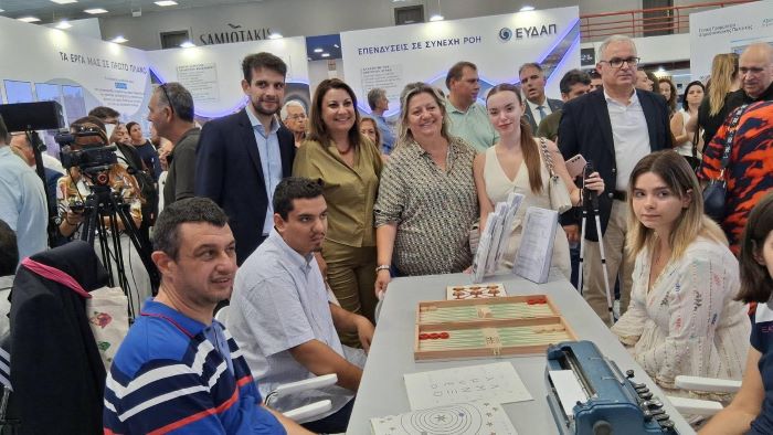 Ο Γενικός Γραμματέας Κοινωνικής Αλληλεγγύης και Καταπολέμησης της Φτώχειας, κος Πρόδρομος Πύρρος, η Πρόεδρος του Κέντρου Κοινωνικής Πρόνοιας Περιφέρειας Ανατολικής Μακεδονίας - Θράκης, κα Αναστασία Τζαμπαζλή και η Διοικήτρια του ΚΕΑΤ, κα Σοφία Λευκή Χαμονικολάου, μαζί με ωφελούμενους του ΚΕΑΤ.