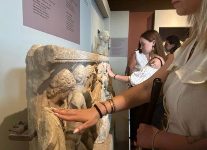 Οι ωφελούμενοι του ΚΕΑΤ στο αρχαιολογικό μουσείο Θεσσαλονίκης αγγίζουν τα εκθέματα και διά της αφής τα ανακαλύπτουν και τα μαθαίνουν