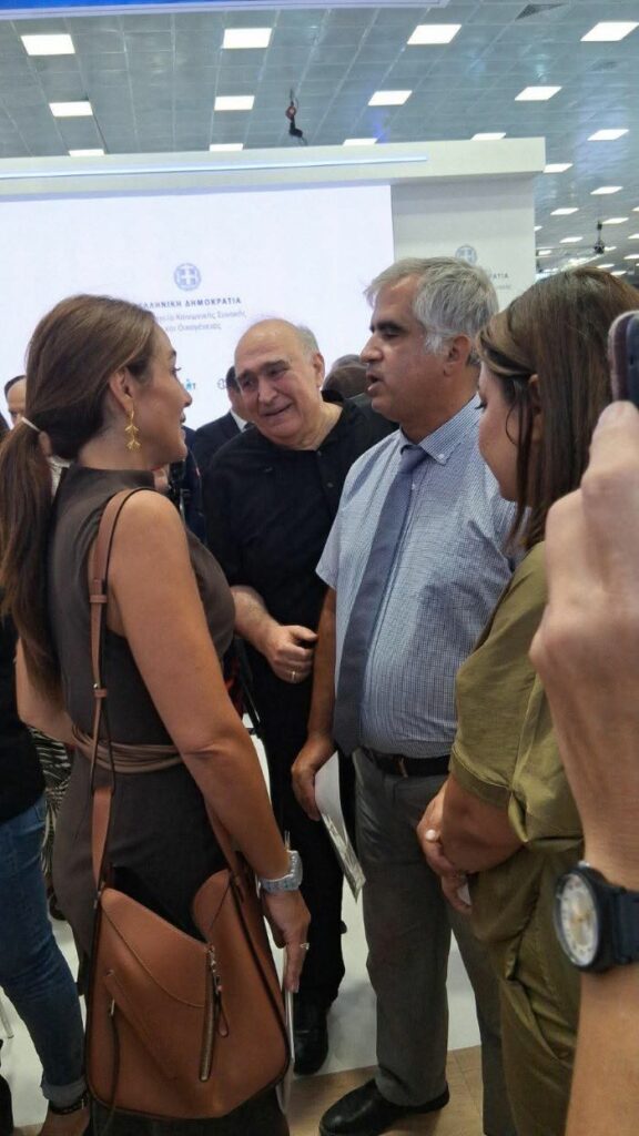 Η Υπουργός Κοινωνικής Συνοχής και Οικογένειας, κα Δόμνα Μιχαηλίδου, συνομιλεί με τον Πρόεδρο  της ΕΟΤ, κο Νίκο Γιαλούρη, παρουσία της Διοικήτριας του ΚΕΑΤ και του κου Μητρόπουλου, μέλους της ΕΟΤ και αναπληρωτής Πρόεδρος του ΚΕΑΤ.