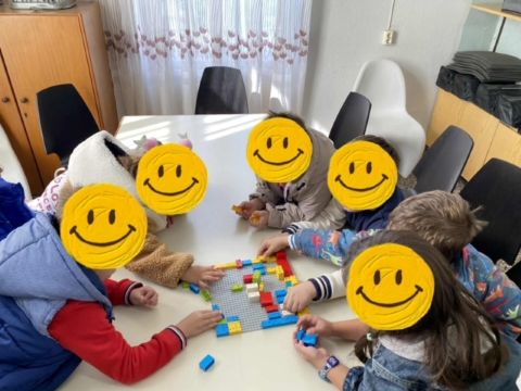 Οι συμμετέχοντες μαθητές γράφουν λέξεις με το Braille Lego