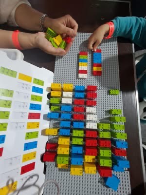 Παιδί γράφει λέξεις με τα Lego Braille