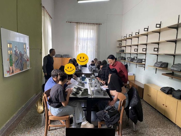 Οι μαθητές γράφουν το όνομα τους στην γραφή Braille