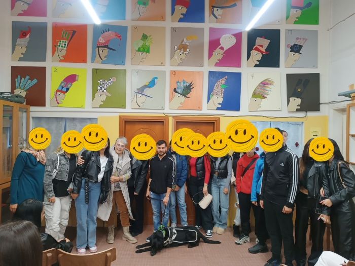 Οι μαθητές φωτογραφίζονται όλοι μαζί με τον σκύλο οδηγό και τον χειριστή του