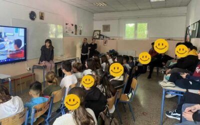 Οι μαθητές παρακολουθούν βίντεο για τον ρόλο του ΚΕΑΤ