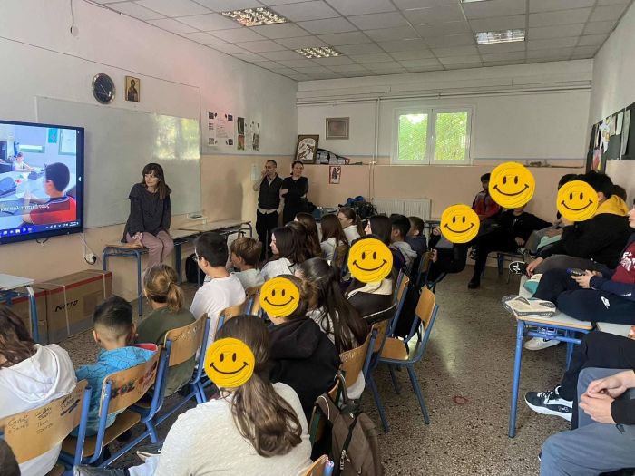 Οι μαθητές παρακολουθούν βίντεο για τον ρόλο του ΚΕΑΤ