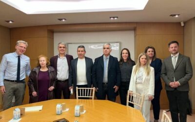 Ο Υπουργός Επικρατείας και Επικεφαλής του Συντονιστικού Μηχανισμού για τα Δικαιώματα των Ατόμων με Αναπηρία κος Άκης Σκέρτσος, η Υπουργός Κοινωνικής Συνοχής και Οικογένειας κα Δόμνα Μιχαηλίδου, ο εκπρόσωπος της Εθνικής Ομοσπονδίας Τυφλών, ο εκπρόσωπος του Πανελλήνιου Συνδέσμου Τυφλών και η Διοικήτρια του ΚΕΑΤ κα Σοφία – Λευκή Χαμονικολάου.