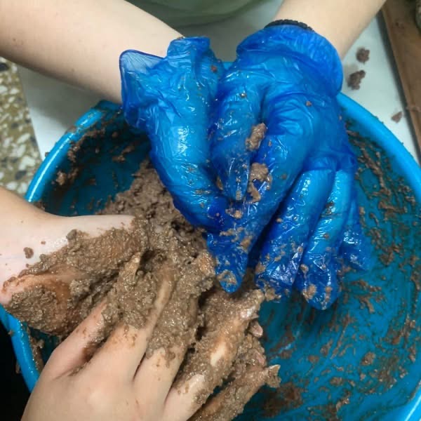 Οι μαθητές μας αποχαιρετούν το 2025 παρασκευάζοντας σοκολατένια γλυκά και εύχονται σε όλους ΕΥΤΥΧΙΣΜΕΝΟ το ΝΕΟ ΕΤΟΣ 2026!