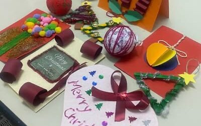 οι μαθητές και Εκπαιδευτικοί του ΚΕΑΤ Θεσσαλονίκης συμμετείχαν σε Εικαστικό Εργαστήριο κατασκευής Χριστουγεννιάτικων Στολιδιών και κατασκεύασαν με την καθοδήγηση της καθηγήτριας εικαστικών στολίδια και διακοσμητικά από χαρτόνι, μάλλινες χρωματιστές κλωστές, ξύλα, τρέσες, φελιζόλ, γκλίτερ καθώς επίσης παρακολούθησαν πολύμεσική προβολή της Θεατρικής Παράστασης – Μιούζικαλ «Χριστουγεννιάτικη Ιστορία».