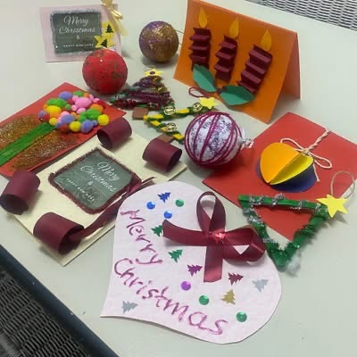 οι μαθητές και Εκπαιδευτικοί του ΚΕΑΤ Θεσσαλονίκης συμμετείχαν σε Εικαστικό Εργαστήριο κατασκευής Χριστουγεννιάτικων Στολιδιών και κατασκεύασαν με την καθοδήγηση της καθηγήτριας εικαστικών στολίδια και διακοσμητικά από χαρτόνι, μάλλινες χρωματιστές κλωστές, ξύλα, τρέσες, φελιζόλ, γκλίτερ καθώς επίσης παρακολούθησαν πολύμεσική προβολή της Θεατρικής Παράστασης – Μιούζικαλ «Χριστουγεννιάτικη Ιστορία».