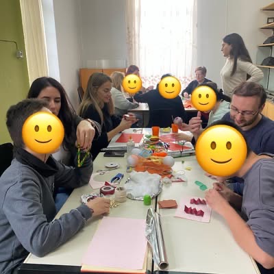 οι μαθητές και Εκπαιδευτικοί του ΚΕΑΤ Θεσσαλονίκης συμμετείχαν σε Εικαστικό Εργαστήριο κατασκευής Χριστουγεννιάτικων Στολιδιών και κατασκεύασαν με την καθοδήγηση της καθηγήτριας εικαστικών στολίδια και διακοσμητικά από χαρτόνι, μάλλινες χρωματιστές κλωστές, ξύλα, τρέσες, φελιζόλ, γκλίτερ