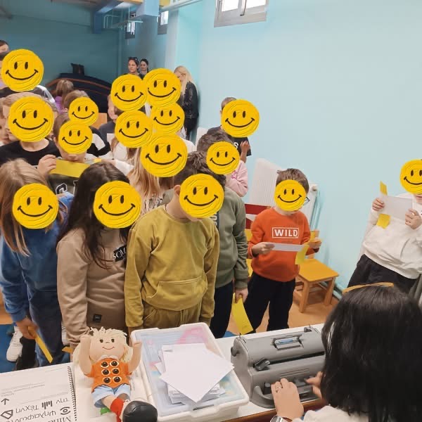 Οι μαθητές παρακολούθησαν βίντεο σχετικά με τις τεχνικές συνοδείας των ατόμων με αναπηρία όρασης, ενημερώθηκαν για τη γραφή Braille, τα ειδικά εκπαιδευτικά μέσα, καθώς και για τους Σκύλους Οδηγούς Τυφλών και τις αθλητικές δραστηριότητες