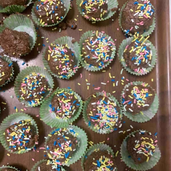 Οι μαθητές μας αποχαιρετούν το 2025 παρασκευάζοντας σοκολατένια γλυκά και εύχονται σε όλους ΕΥΤΥΧΙΣΜΕΝΟ το ΝΕΟ ΕΤΟΣ 2026!