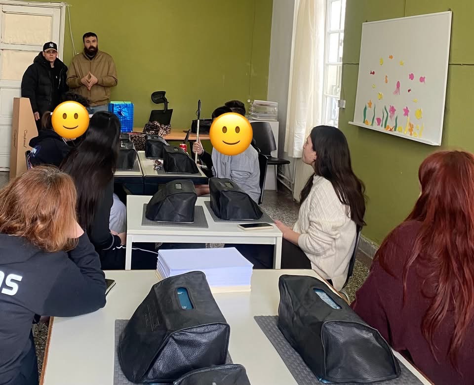 Ο κος Ηλία Κωνσταντινίδης και Αλέξανδρο Ιννος συνομιλούν με τα παιδιά.