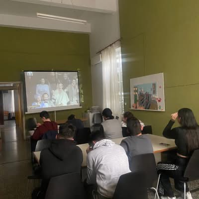 Οι μαθητές και Εκπαιδευτικοί του ΚΕΑΤ Θεσσαλονίκης παρακολούθησαν πολύμεσική προβολή της Θεατρικής Παράστασης – Μιούζικαλ «Χριστουγεννιάτικη Ιστορία».