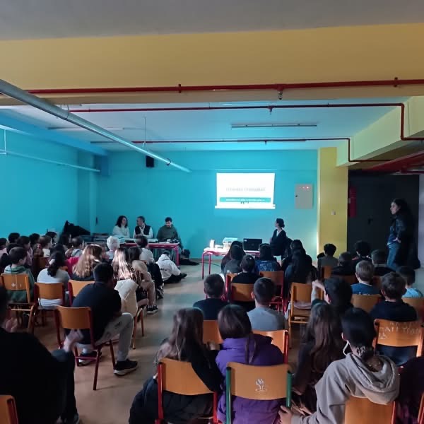 Οι μαθητές παρακολούθησαν βίντεο σχετικά με τις τεχνικές συνοδείας των ατόμων με αναπηρία όρασης, ενημερώθηκαν για τη γραφή Braille, τα ειδικά εκπαιδευτικά μέσα, καθώς και για τους Σκύλους Οδηγούς Τυφλών και τις αθλητικές δραστηριότητες