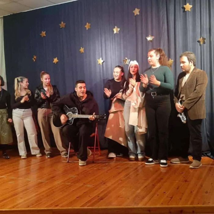 Ιδιαίτερη τιμή και χαρά αποτέλεσε η παρουσία του τραγουδιστή Γιώργου Κακοσαίου, ο οποίος τραγούδησε μαζί με τα παιδιά του ΚΕΑΤ, χαρίζοντάς μας μια μοναδική και βαθιά συγκινητική στιγμή που θα μείνει αξέχαστη σε όλους